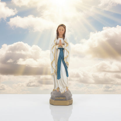 Vierges artisanales : ￼comparaison détaillée et nuances subtiles entre quatre statues artisanales de notre-dame de lourdes en prière : analyse des variations de couleurs des rubans, des socles et de l&