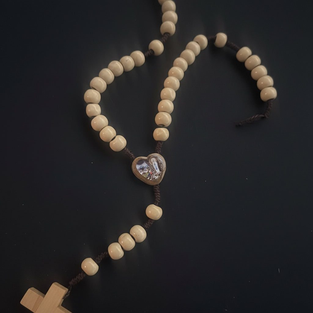 chapelets religieux chrétiens traditionnels : un modèle en perles de bois avec chaîne  et un modèle en perles de bois clair sur cordon noir, parfaits pour la prière et la méditation. béni par un prêtre à Lourdes et passer sous la grotte
