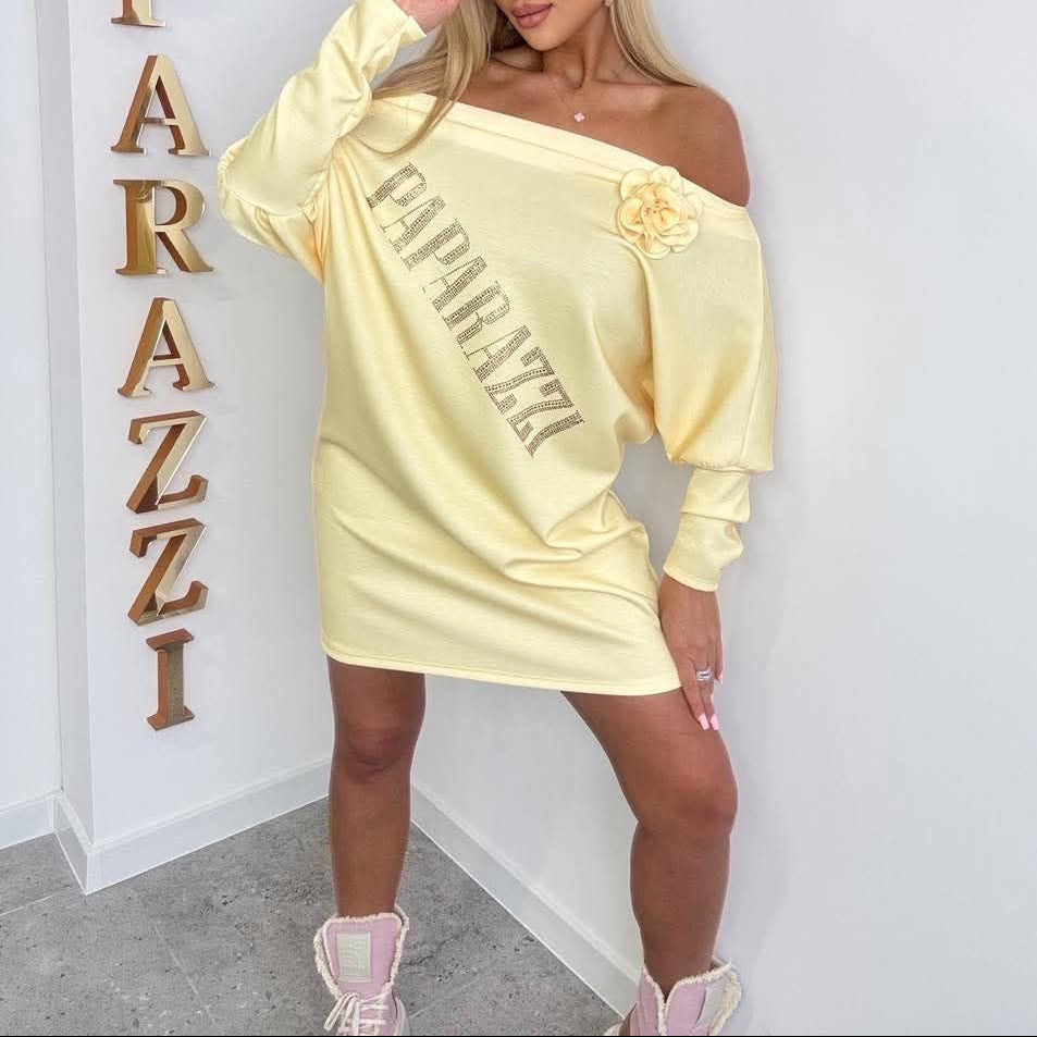 PAPARAZZI 799  robe tunique glamour à épaules dénudées : coupe over size confortable, détails fleur 3d élégante et logo strass scintillant – le look chic et féminin indispensable pour rayonner cette saison !