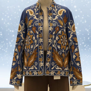Veste brodée A8454 – veste courte femme à motifs floraux et arabesques en relief, nuances ivoire bronze et turquoise, tissu structuré aspect suédé, pièce bohème chic pour une tenue originale