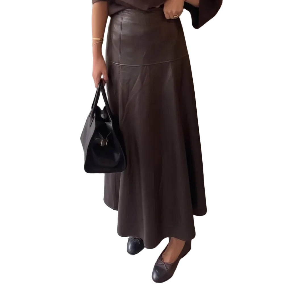 Ensemble chocolat LR3003 – tenue femme deux pièces en similicuir marron avec gilet sans manches boutonné et jupe longue évasée, silhouette élégante et moderne pour l&