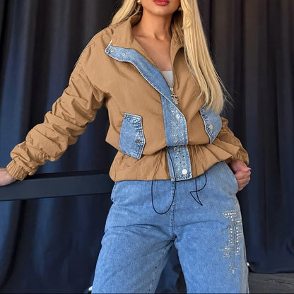 Ensemble denim 2061 – Tatu Fashion deux pièces femme avec veste bomber marron à empiècements jean et pantalon jogger en denim clair, détails brillants pour un look streetwear original