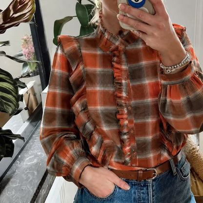 Chemisier tartan 33109 – blouse femme à carreaux bordeaux et marron avec grands volants sur le buste, col montant et manches bouffantes, style romantique pour l&