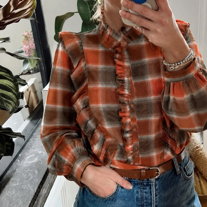 Chemisier tartan 33109 – blouse femme à carreaux bordeaux et marron avec grands volants sur le buste, col montant et manches bouffantes, style romantique pour l&