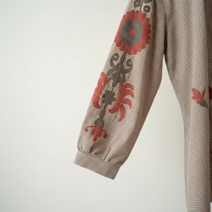 Chemisier vichy M88125 – blouse femme à carreaux marron beige, broderies florales, col montant à volants et taille smockée effet basque, manches bouffantes pour un look romantique