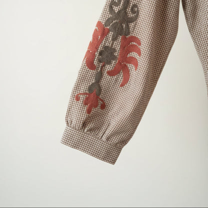 Chemisier vichy M88125 – blouse femme à carreaux marron beige, broderies florales, col montant à volants et taille smockée effet basque, manches bouffantes pour un look romantique