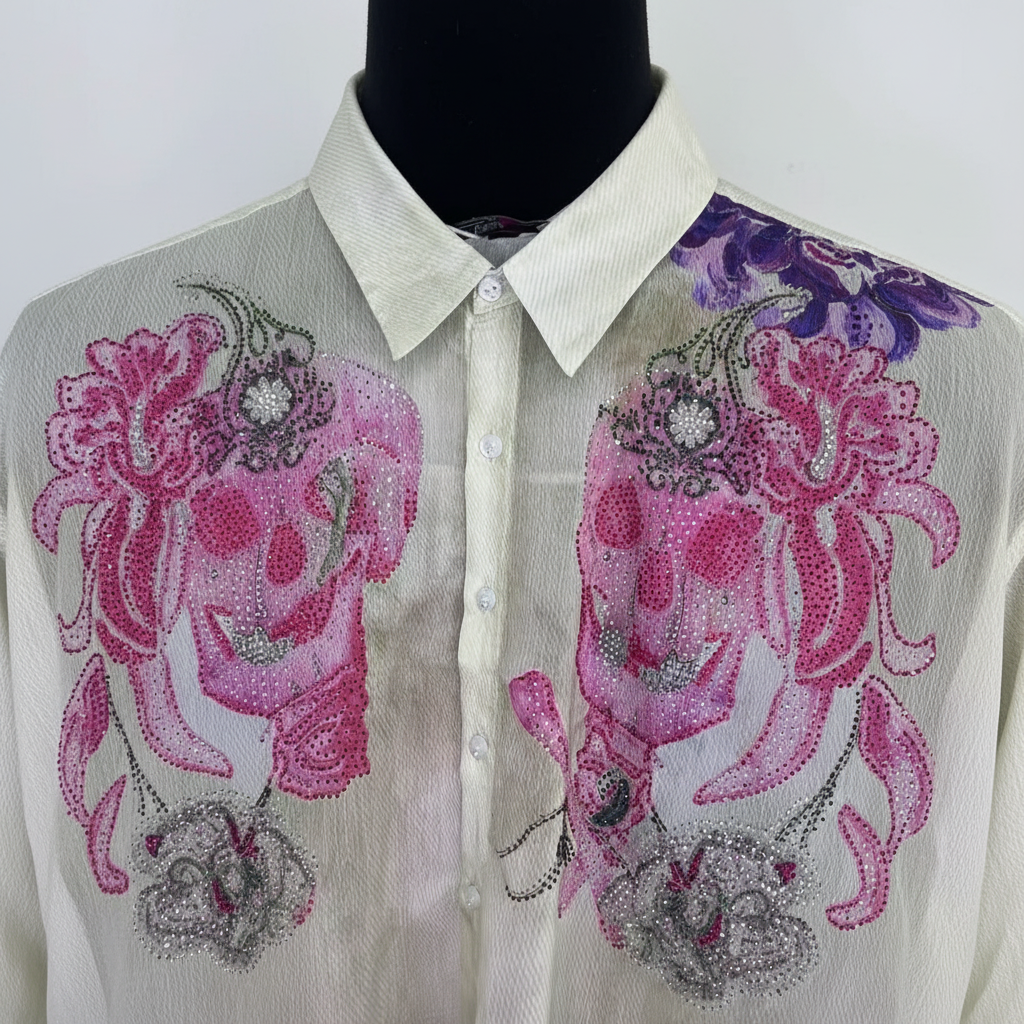Chemise artistique 409 – chemisier femme Missy en voile transparent, motifs de crânes stylisés roses et violets, strass et paillettes, coupe fluide à col classique pour un look rock chic