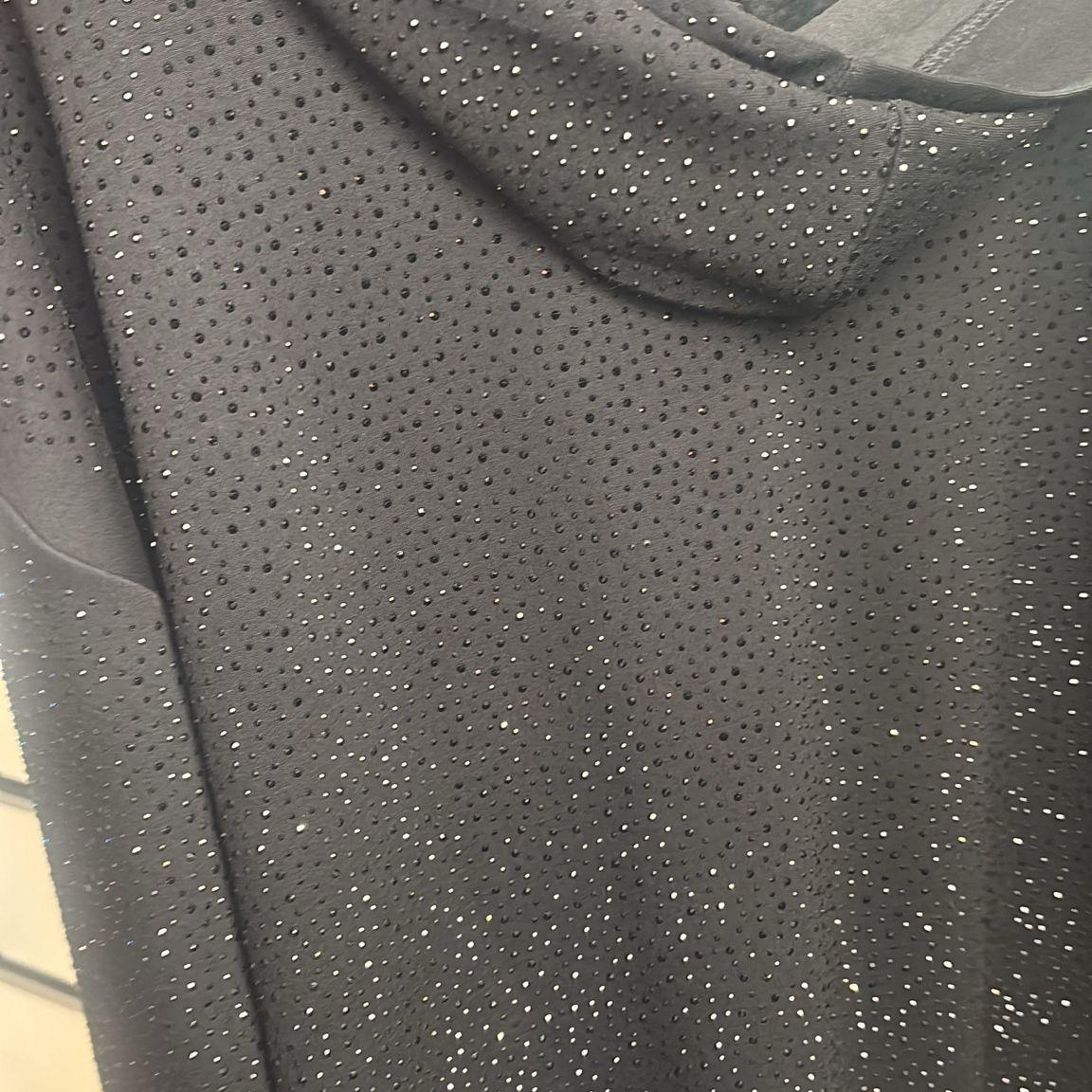 Ensemble sport chic TATU 7282 – jogging femme noir à détails strass et similicuir, tenue confortable et moderne, idéale avec des baskets pour un look urbain féminin à porter en toute saison et stylée.