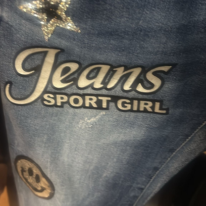 JEANS BOYFRIEND 8336  Customisé Style Streetwear 🌟 Denim Bleu Délavé à Patchs &amp; Écussons Étoiles | Coupe Décontractée Confortable &amp; Tendance | Parfait pour un Look Urbain Iconique – Collection Mode Femme 2026 🔥