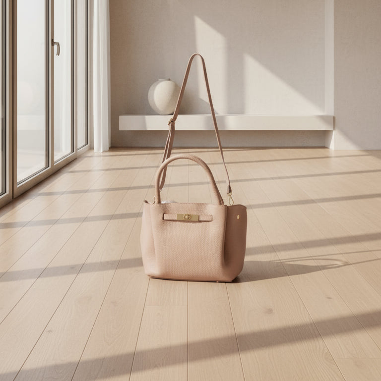 2506 sac en cuir grainé noir et rose poudré l(L46cm et H29cm)