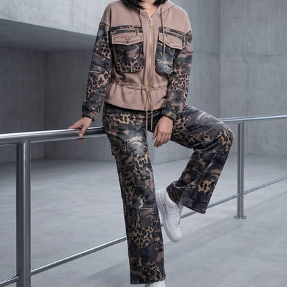 Ensemble cargo 2063 – Tatu Fashion survêtement femme léopard et camouflage avec veste à capuche zippée, cordon de serrage et pantalon cargo assorti, style streetwear tendance
