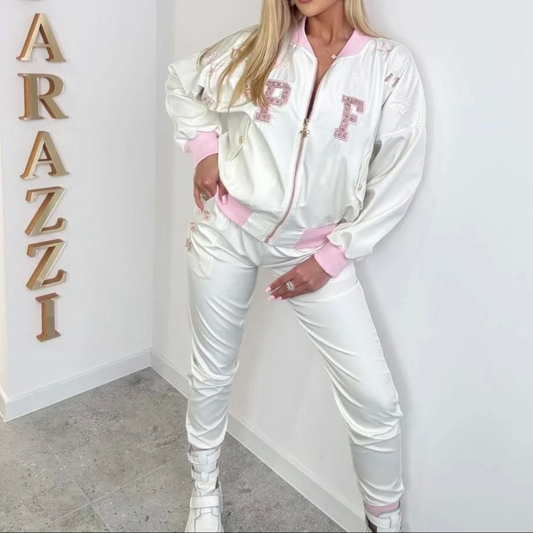 0093 PAPARAZZI ensemble de survêtement ultra-chic en satin blanc nacré et finitions rose bonbon - veste bomber à logo pailleté et pantalon slim assorti pour un look streetwear glamour et audacieux au quotidien.