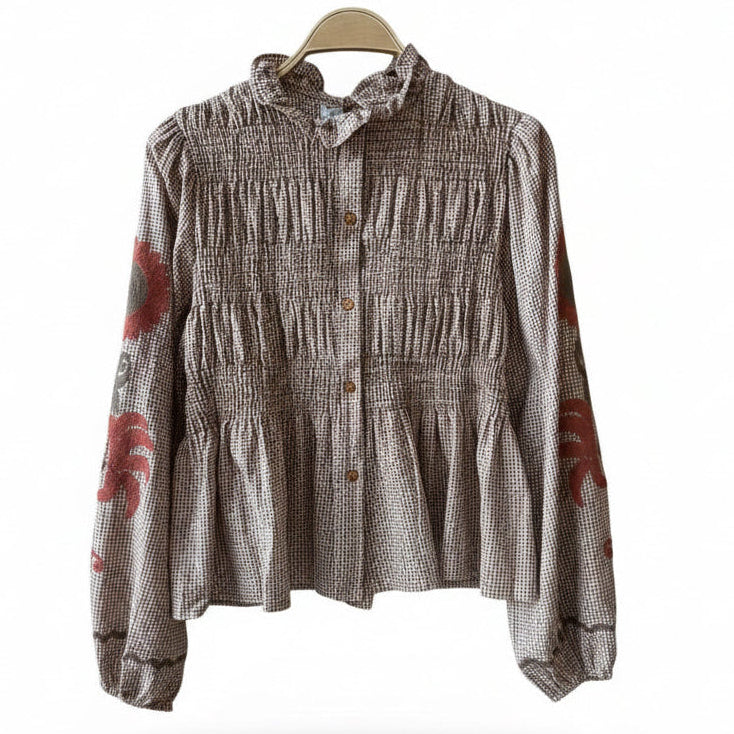 Chemisier vichy M88125 – blouse femme à carreaux marron beige, broderies florales, col montant à volants et taille smockée effet basque, manches bouffantes pour un look romantique