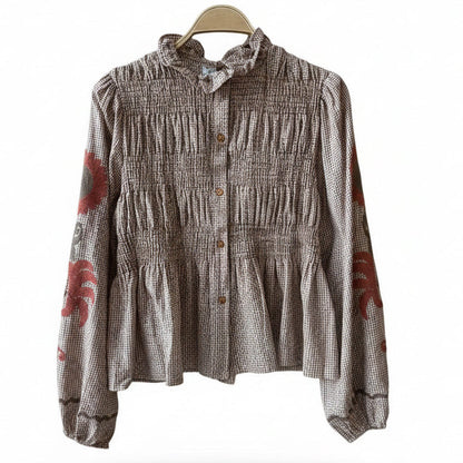 Chemisier vichy M88125 – blouse femme à carreaux marron beige, broderies florales, col montant à volants et taille smockée effet basque, manches bouffantes pour un look romantique