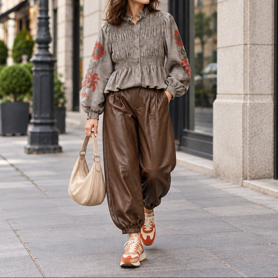 Chemisier vichy M88125 – blouse femme à carreaux marron beige, broderies florales, col montant à volants et taille smockée effet basque, manches bouffantes pour un look romantique