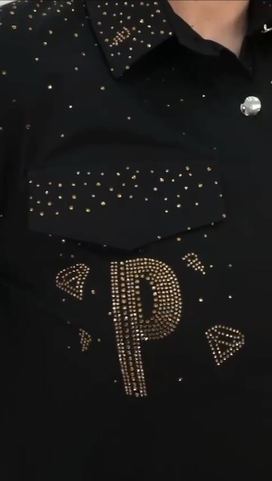 0023 PAPARAZZI Robe a volants col chemise boutonnée jusqu’à la taille des strass dorés un peu partout ainsi que sur les logos de la marque ceinture fournie