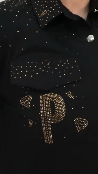 0023 PAPARAZZI Robe a volants col chemise boutonnée jusqu’à la taille des strass dorés un peu partout ainsi que sur les logos de la marque ceinture fournie