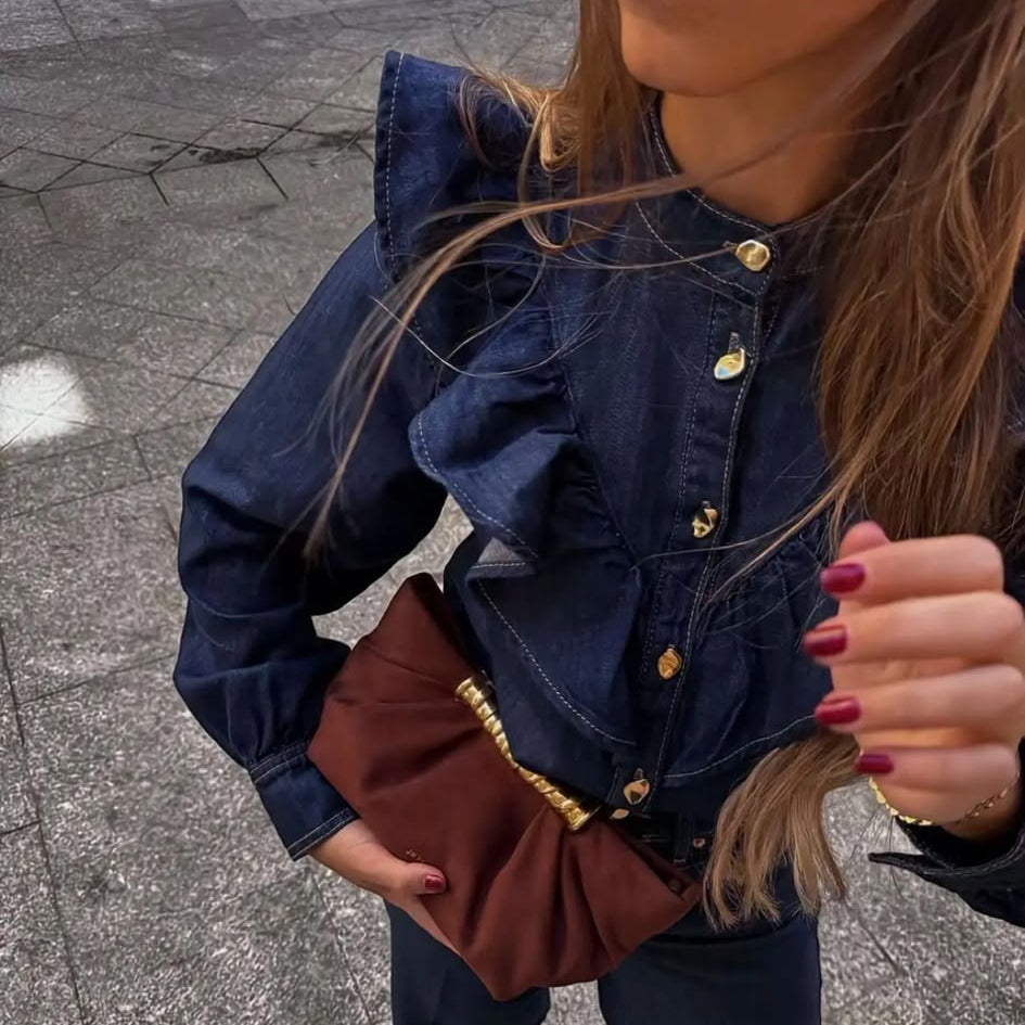 Chemise denim 82215 – chemise femme en jean bleu brut épais avec grands volants plissés, col officier et boutons dorés, manches longues pour une tenue romantique et chic
