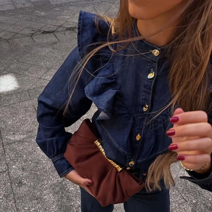 Chemise denim 82215 – chemise femme en jean bleu brut épais avec grands volants plissés, col officier et boutons dorés, manches longues pour une tenue romantique et chic
