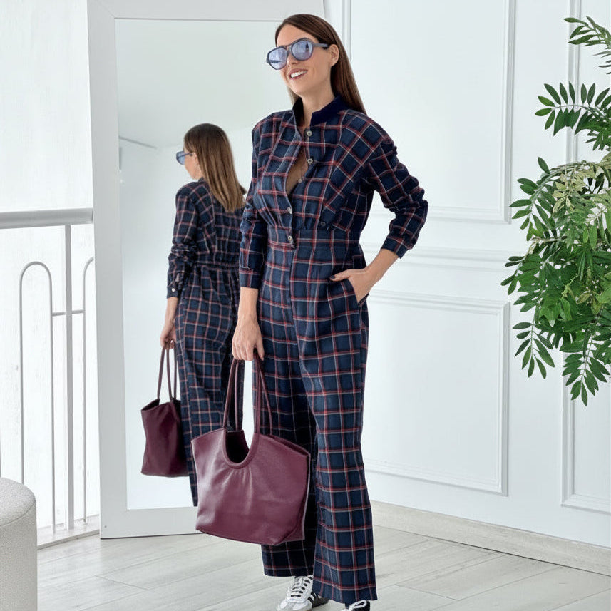 Combinaison tartan B10638 – combinaison pantalon femme bleu marine à carreaux bordeaux et moutarde, col montant boutonné, manches longues, taille ceinturée et poches latérales, style chic