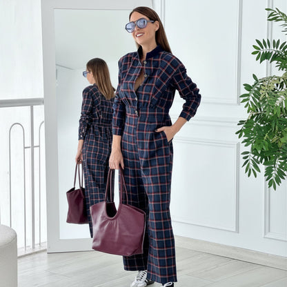 Combinaison tartan B10638 – combinaison pantalon femme bleu marine à carreaux bordeaux et moutarde, col montant boutonné, manches longues, taille ceinturée et poches latérales, style chic