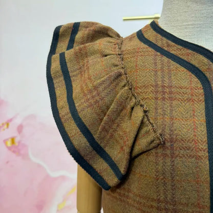 Gilet volanté 82162 – gilet sans manches gris à carreaux avec volants plissés aux épaules et bordures noires contrastées, coupe ouverte pour superposer sur une blouse ou un haut uni