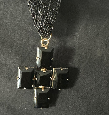 POPUP COLLIER GRAPHIQUE CROIX CRYSTAL NOIR