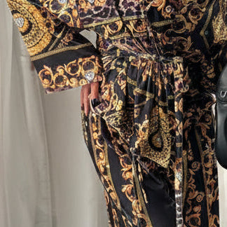 PAPARAZZI ensemble trois  pièces DU 38/44 avec cache coeur et son bustier . 2514 à col lavallière et pantalon fluide droit, tenue coordonnée élégante à motifs baroques dorés et fleurs, ensemble chic vaporeux pour cérémonie et été