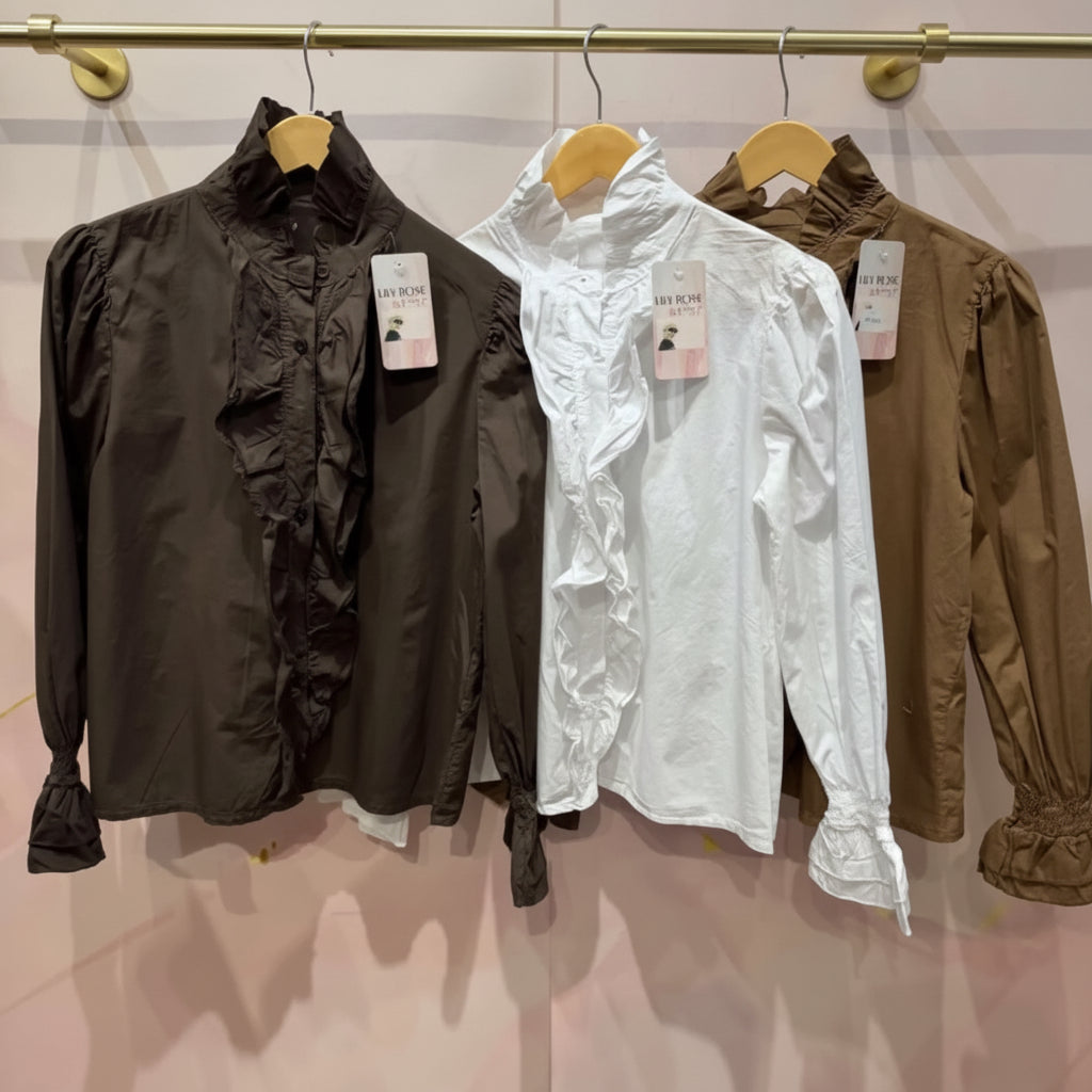 Chemisier volanté 32191 – blouse femme marron chocolat ou camel à col montant, volants sur le devant, manches longues bouffantes et poignets travaillés, style romantique pour la ville