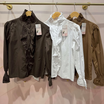 Chemisier volanté 32191 – blouse femme marron chocolat ou camel à col montant, volants sur le devant, manches longues bouffantes et poignets travaillés, style romantique pour la ville