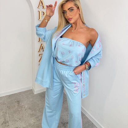 0129 PAPARAZZI sublimez votre allure avec cet ensemble trois pièces bleu ciel exclusif signé paparazzi, comprenant un pantalon fluide, un top bustier et une chemise oversize ornés de strass roses étincelants.