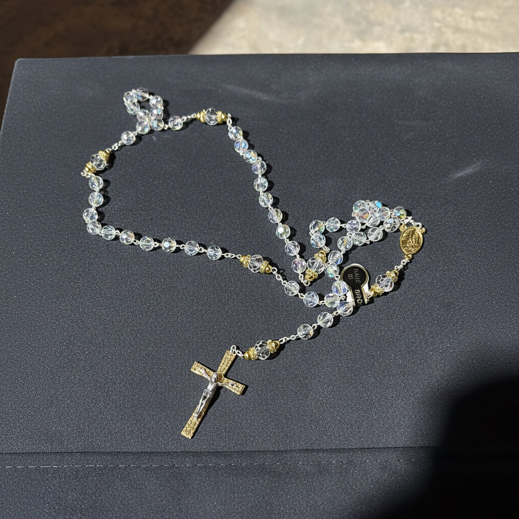 chapelet catholique de dévotion en plaqué or et perles de cristal irisé de haute qualité béni à lourdes par un prêtre et passé sous la grotte des apparitions, objet de foi précieux et authentique pour la prière ou le cadeau