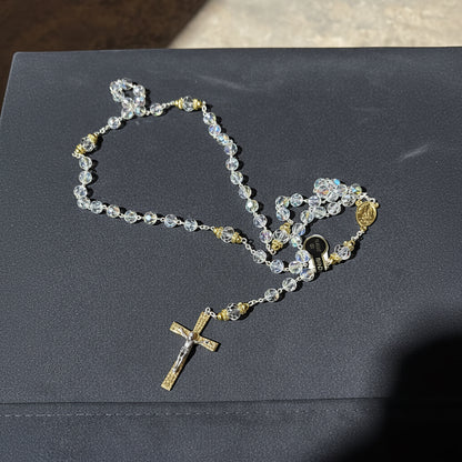 chapelet catholique de dévotion en plaqué or et perles de cristal irisé de haute qualité béni à lourdes par un prêtre et passé sous la grotte des apparitions, objet de foi précieux et authentique pour la prière ou le cadeau