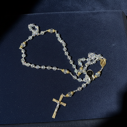 chapelet catholique de dévotion en plaqué or et perles de cristal irisé de haute qualité béni à lourdes par un prêtre et passé sous la grotte des apparitions, objet de foi précieux et authentique pour la prière ou le cadeau