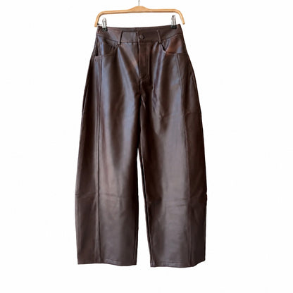 Pantalon chocolat MYX16426 – pantalon large femme en similicuir marron à taille haute, coupe droite ample, passants de ceinture et poches latérales, style chic à porter avec une blouse ou une veste courte pour une tenue de ville élégante