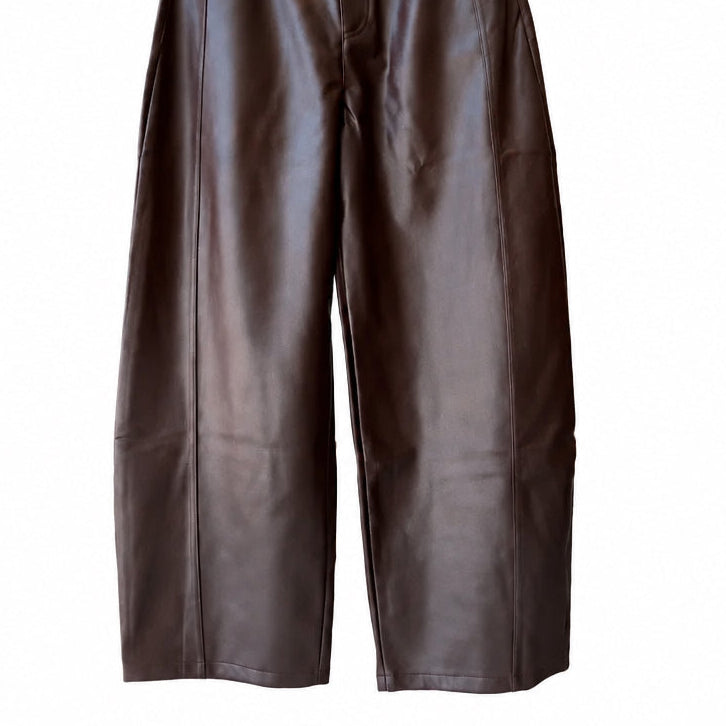 Pantalon chocolat MYX16426 – pantalon large femme en similicuir marron à taille haute, coupe droite ample, passants de ceinture et poches latérales, style chic à porter avec une blouse ou une veste courte pour une tenue de ville élégante