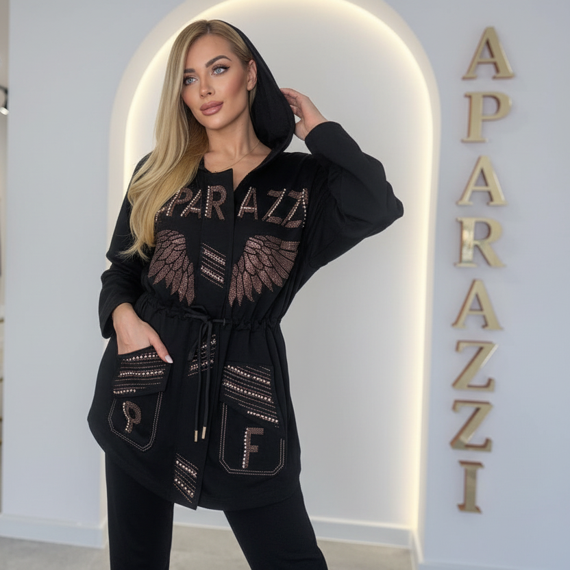 0076 PAPARAZZI ensemble veste longue à capuche noire style parka chic avec ailes en strass et détails bijoux - coupe cintrée ajustable à la taille - look luxe urbain paparazzi et confort premium