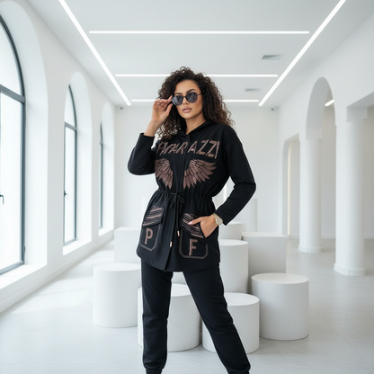 0076 PAPARAZZI ensemble veste longue à capuche noire style parka chic avec ailes en strass et détails bijoux - coupe cintrée ajustable à la taille - look luxe urbain paparazzi et confort premium