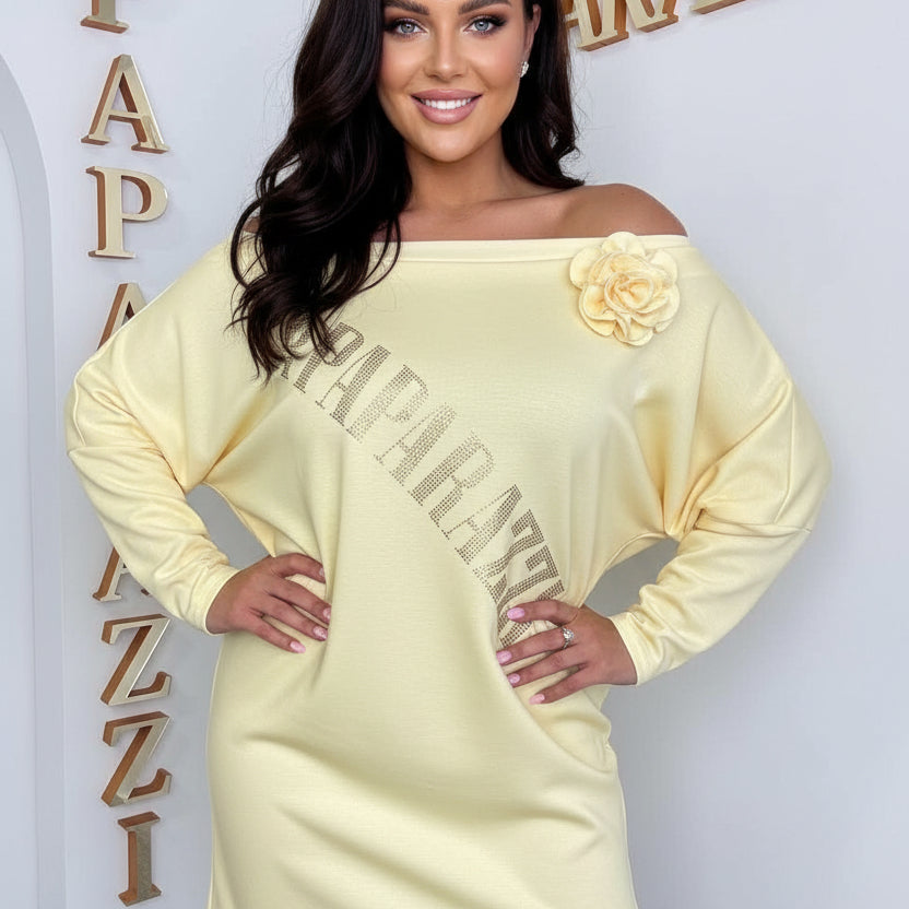 PAPARAZZI 799  robe tunique glamour à épaules dénudées : coupe over size confortable, détails fleur 3d élégante et logo strass scintillant – le look chic et féminin indispensable pour rayonner cette saison !