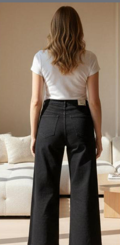 5885 JEANS  NOIR TAILLE46 STRASS DEVANT. STRECH TAILLE TRES BIEN TAILLE HAUTE