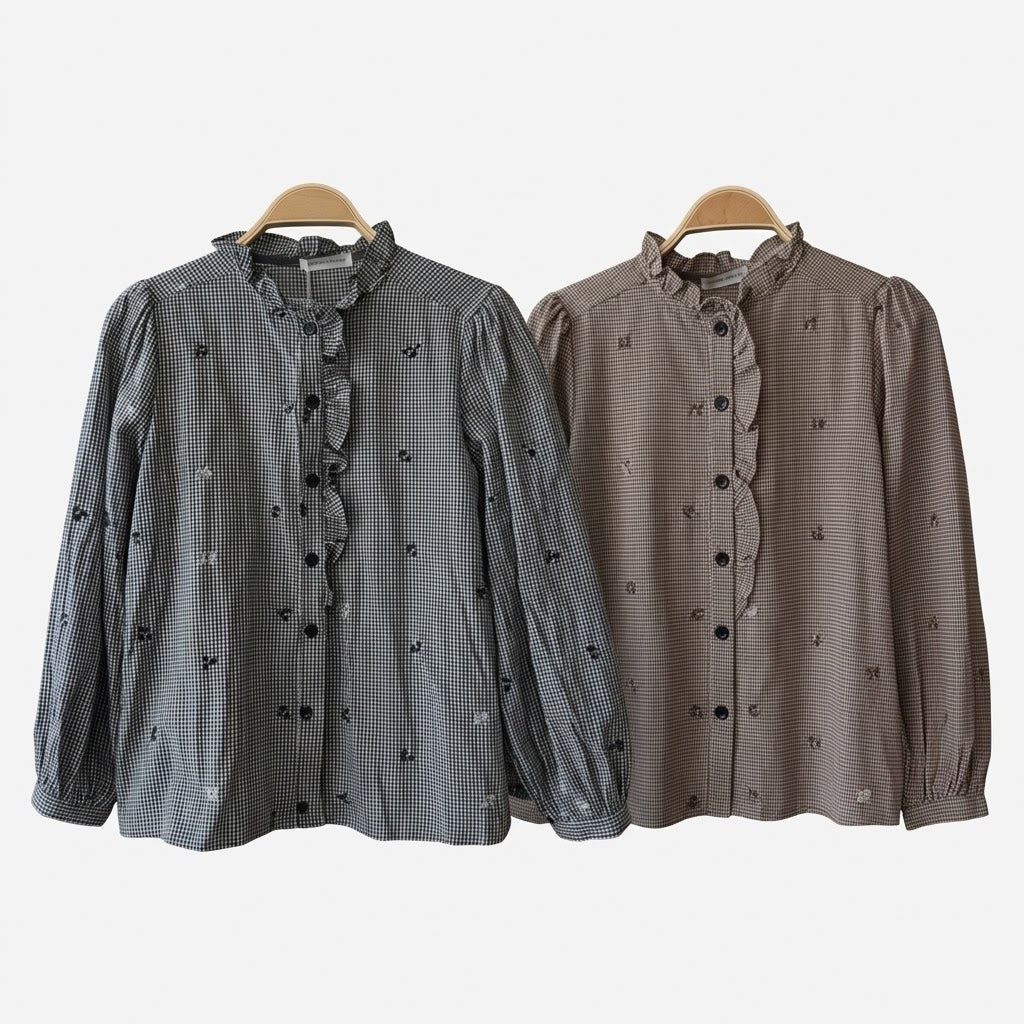 Chemisier cerises M188100 – blouse femme à carreaux vichy et broderies de cerises, col officier volanté, manches longues et boutons noirs, style romantique et original au quotidien