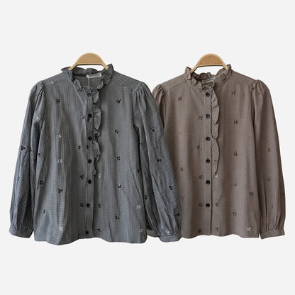 Chemisier cerises M188100 – blouse femme à carreaux vichy et broderies de cerises, col officier volanté, manches longues et boutons noirs, style romantique et original au quotidien