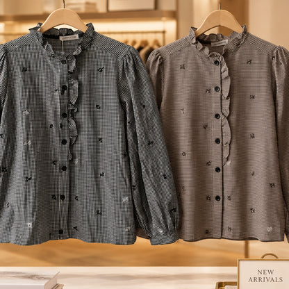Chemisier cerises M188100 – blouse femme à carreaux vichy et broderies de cerises, col officier volanté, manches longues et boutons noirs, style romantique et original au quotidien