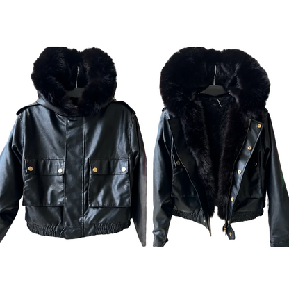 Blouson capuche 82173 – bomber court femme en similicuir avec capuche bordée de fausse fourrure, doublure, grandes mpoches à rabat et fermeture zippée sous pressions
