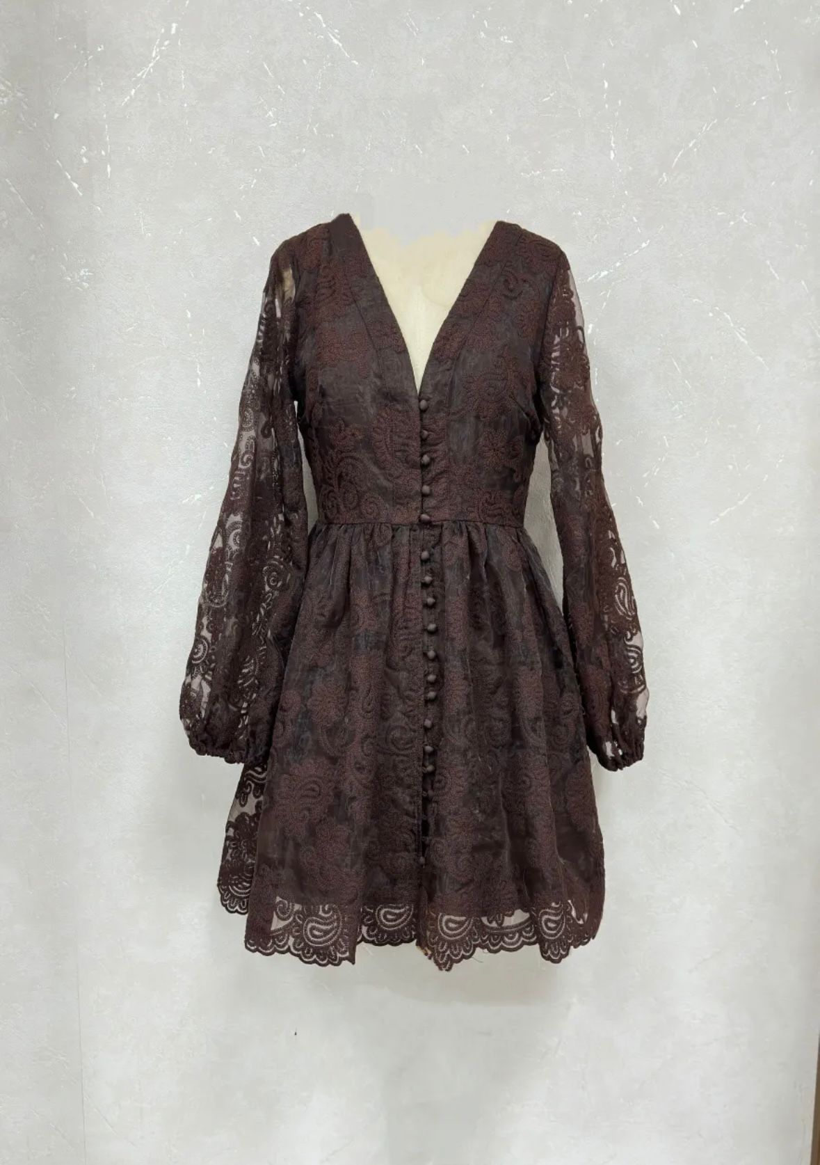 27506 Robe patineuse en dentelle élégante avec décolleté en V et manches longues resserrées par élastiques taille cintrée