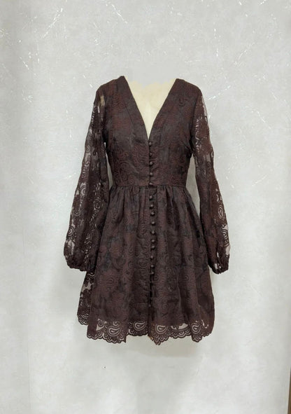 27506 Robe patineuse en dentelle élégante avec décolleté en V et manches longues resserrées par élastiques taille cintrée