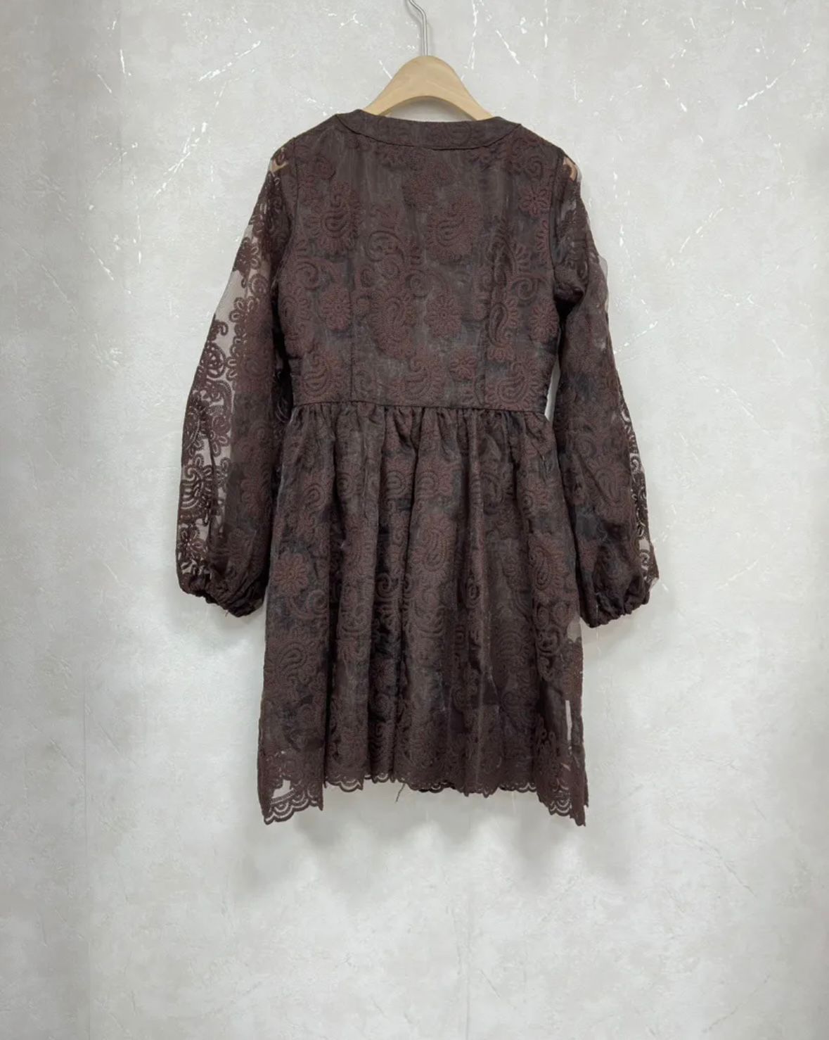 27506 Robe patineuse en dentelle élégante avec décolleté en V et manches longues resserrées par élastiques taille cintrée