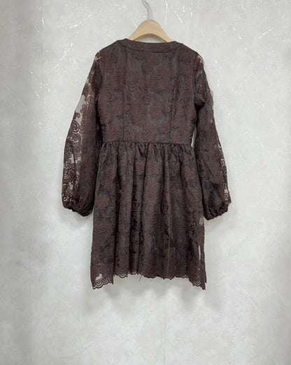 27506 Robe patineuse en dentelle élégante avec décolleté en V et manches longues resserrées par élastiques taille cintrée