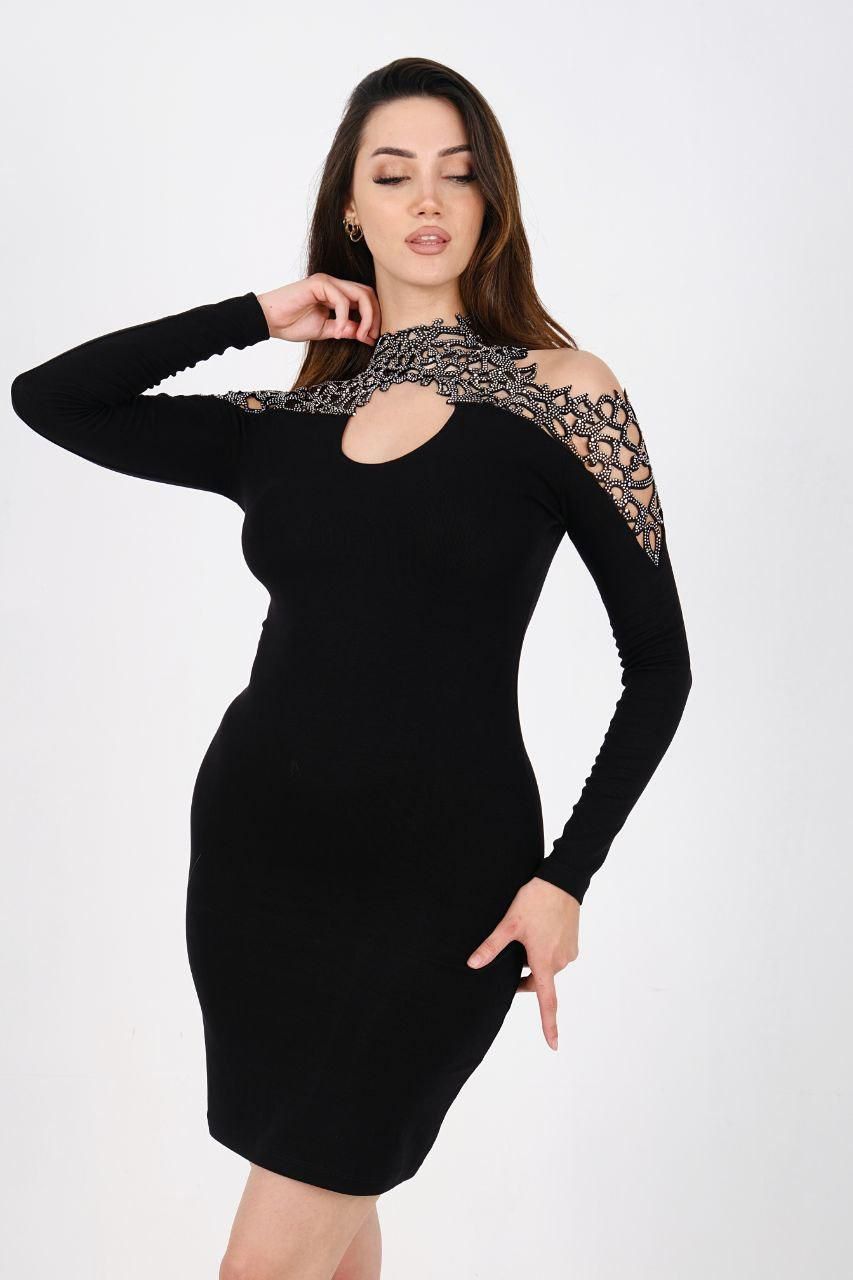 2271 Robe luxe en noir avec détails en dentelle pour une élégance raffinée