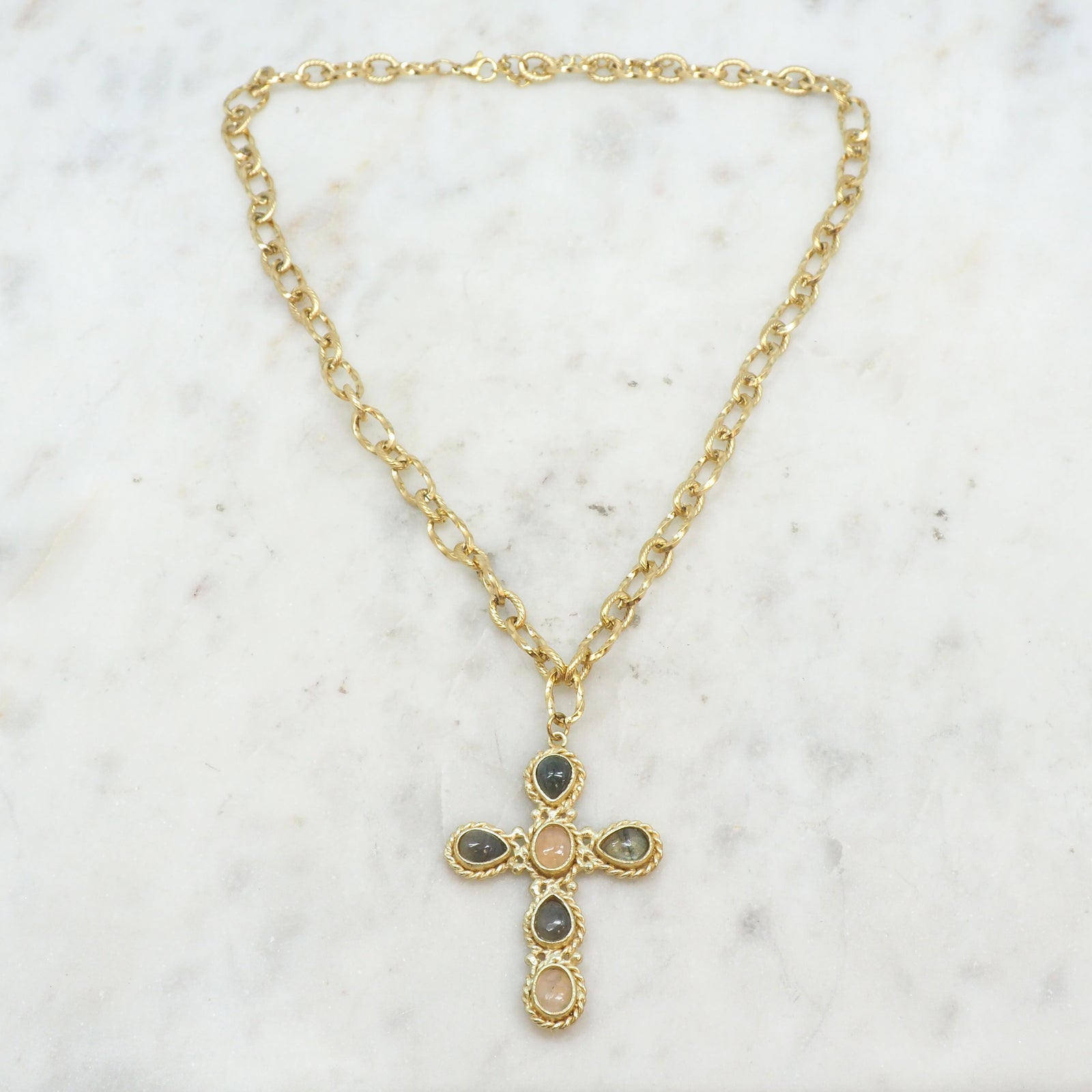 COLLIER NIIKI PARIS AVEC PENDENTIF CROIX rhodochrosite et apatite Tout les bijoux NIIKI indisponibles sont en précommande dans un délai de 15 jours ouvrables voir en privé avec Laetitia .